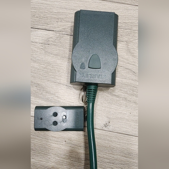Stanley Outdoor Outlet With Remote Control - Picture 4 of 5